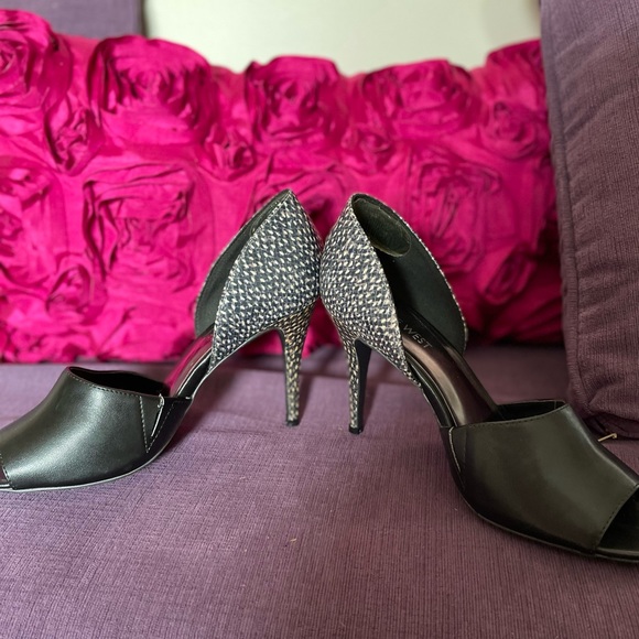 Nine West 4” black open toe pump with two tone print heal size 8 - Picture 9 of 10